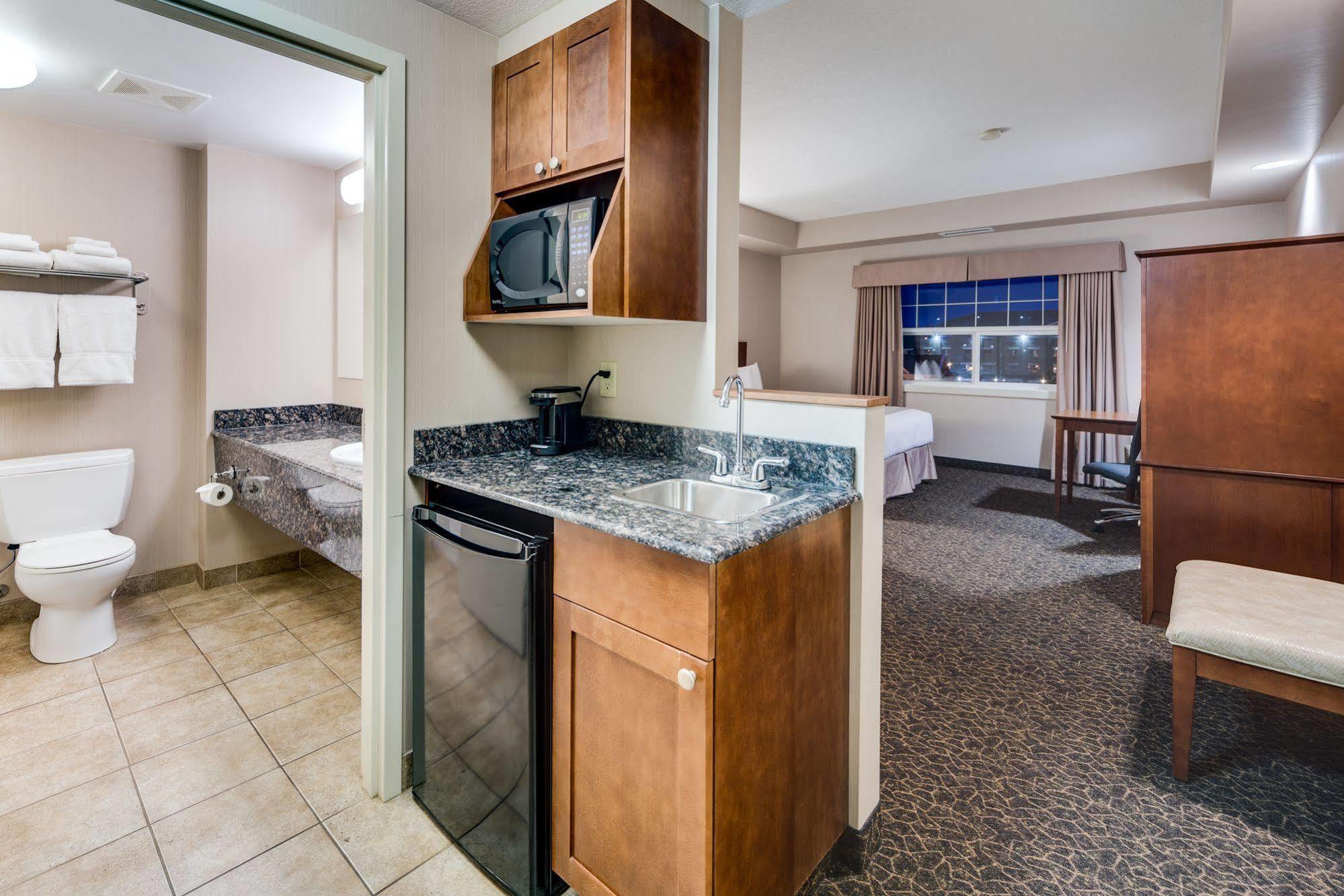 Heritage Inn & Suites - Brooks Buitenkant foto