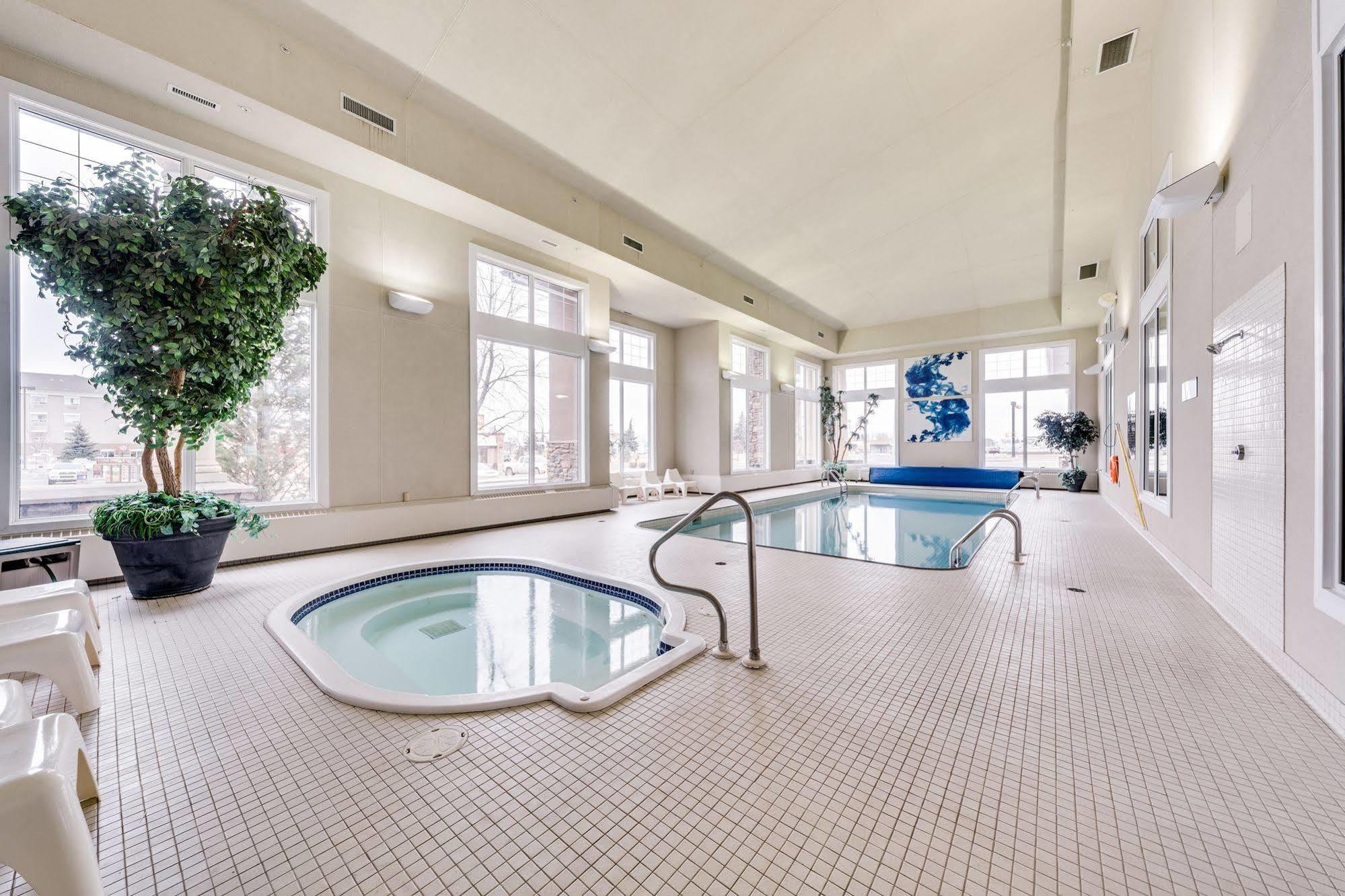 Heritage Inn & Suites - Brooks Buitenkant foto